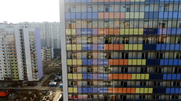 Vista superior de las ventanas de un fondo residencial de lujo. Moción. Edificio de apartamentos de colores —  Fotos de Stock