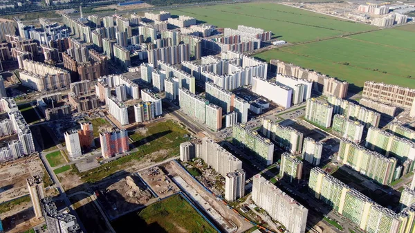 İnşaat halindeki yüksek katlı bölgenin üst manzarası. Hareket. Karmaşık renkli yüksek binaları olan büyük bir alan. — Stok fotoğraf