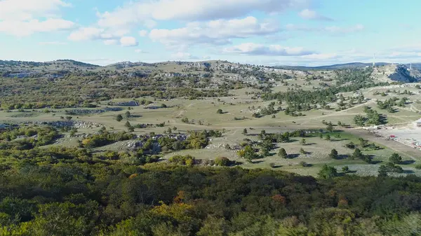 Increíble vista de las colinas remotas. Le dispararon. Vista superior de las montañas en la zona forestal en verano — Foto de Stock