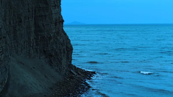 Αεροφωτογραφία της θάλασσας κοντά στην ακτή. Πυροβολήθηκε. Κάτοψη των ψηλών βράχων κοντά στη θάλασσα. Μια οργισμένη θάλασσα που σπάει κύματα σε βράχους — Φωτογραφία Αρχείου