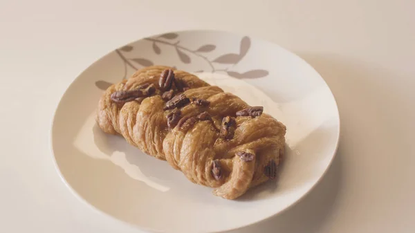 Detailní záběr talíře sladkého pečiva na bílém stole. Záběry ze skladu. Krásné a lahodné pečivo v kavárně. Croissanty, rohlíky, bochánky a jiné sladké pečivo — Stock fotografie