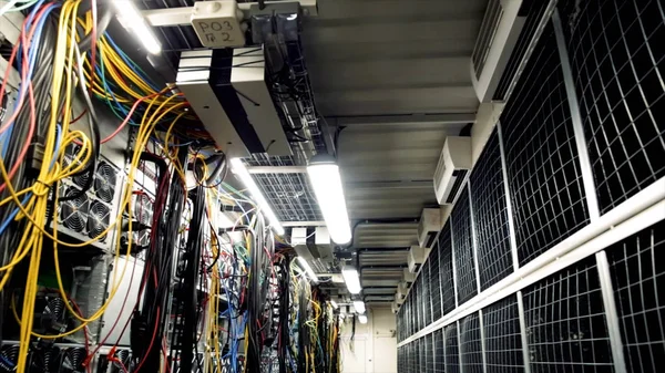 Sala interna con data center e cavi. Filmati delle scorte. Camera con data center, cavi e pannelli solari per assorbire l'illuminazione artificiale luminosa — Foto Stock