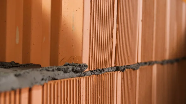 Ο χτίστης χτυπάει έναν τοίχο. Στικ. Οικοδόμος χτυπά ένα τούβλο με σφυρί — Φωτογραφία Αρχείου