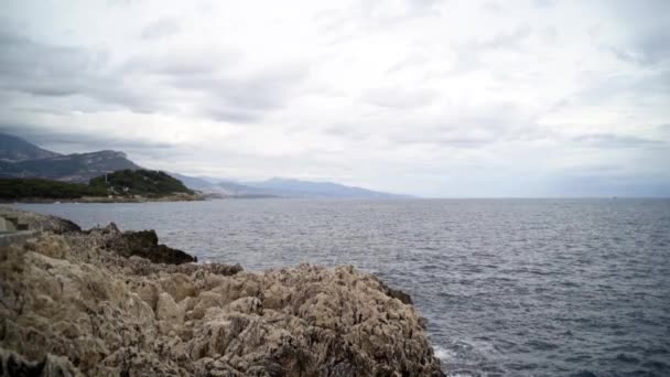 Panoramatický výhled na krásné barevné obrovské útesy a moře. Akce. Pohled na skály a vlny moře — Stock video