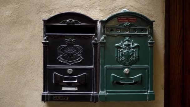 На стене старый почтовый ящик. Начали. Винтажные почтовые ящики в Европе. Почтовый ящик Два металлических почтовых ящика — стоковое видео