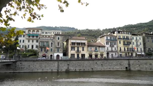 Veduta della vecchia architettura in una città europea. Azione. Edifici storici della città — Video Stock