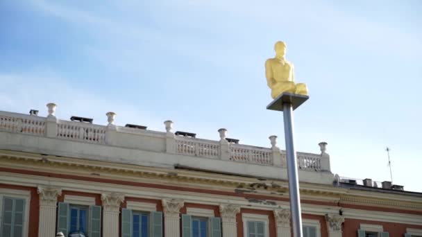 Mooi hemelbeeld. Actie. Standbeeld uit Conversation a Nice van Jaume Plensa gemaakt in 2007 op de plaats Massena in Nice, Frankrijk — Stockvideo