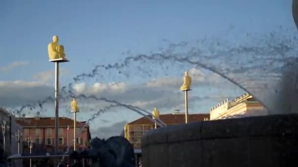 Bela estátua do céu. Acção. Estátua de Conversation a Nice de Jaume Plensa feita em 2007 no lugar Massena em Nice, França — Vídeo de Stock