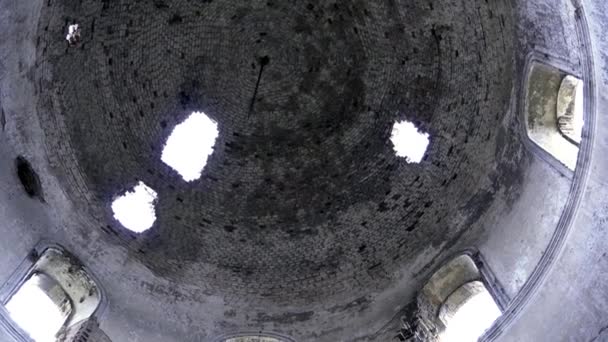 Vista interna della cupola della Chiesa distrutta. Un filmato. Chiesa ortodossa distrutta — Video Stock