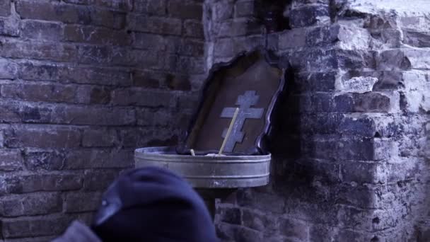 Sarok gyertyával a templomban. Felvétel. Gyertya egy ősi templomban, téglából. — Stock videók