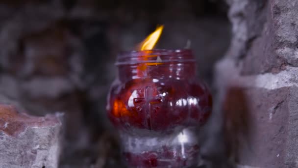Γωνία με ένα κερί μέσα στην Εκκλησία. Πλάνα. Ένα κερί σε μια αρχαία εκκλησία φτιαγμένη από τούβλα — Αρχείο Βίντεο