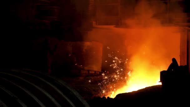 鉄と鋼の冶金工場、冶金生産。ストック映像だ多くの飛行明るい輝きと金属溶融プロセス. — ストック動画