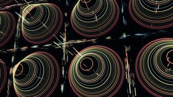 Siluetas en forma de cono abstracto de círculos estrechos de colores colocados en filas con muchas líneas rectas sobre fondo negro, lazo sin costuras. Animación. Contexto futurista . — Vídeo de stock