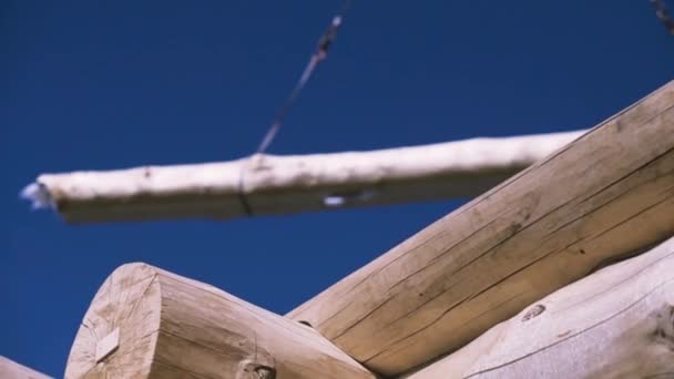 Pared de tronco de la casa de madera inacabada moderna en construcción, detalle de la construcción de rollo de madera de abeto claro. Clip. Concepto de obras de carpintería . — Vídeos de Stock