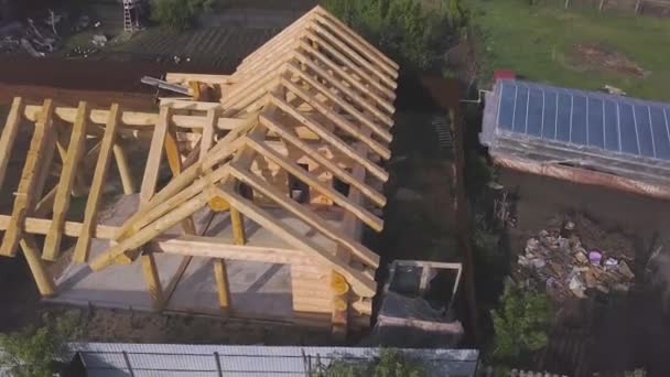 Projekt des Hauses aus Holzstäben, Umbau der Hütte. Clip. Antenne des hölzernen Fundaments im Dorf. — Stockvideo