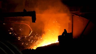 Demir ve çelik metalurji fabrikası, metalürjik üretim. Stok görüntüleri. Metal eritme işlemi birçok parlak parıltıyla.