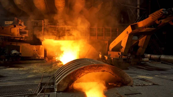 Vista de cerca del alto horno de trabajo en la planta metalúrgica, concepto de la industria pesada. Imágenes de archivo. Paisaje industrial dentro de la tienda caliente para fundir metal . —  Fotos de Stock