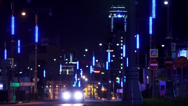 La calle de la ciudad de noche Ekaterimburgo, las luces brillantes de los edificios y el rascacielos Visotsky. Imágenes de archivo. Muchos coches que conducen por la noche . — Vídeo de stock