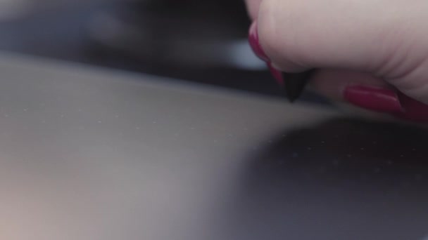 Nahaufnahme einer Hand des Designers mit einem Stift-Stift auf einem Tablet-Brett. Archivmaterial. Frauenhand mit leuchtend rosa Nägeln, Konzept einer kreativen Person bei der Arbeit. — Stockvideo