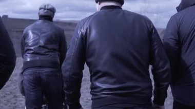 Gangsterler toplantıya gider. Görüntü. Şehirden uzak sessiz bir yerde bir suç çetesiyle karşılaşmak.