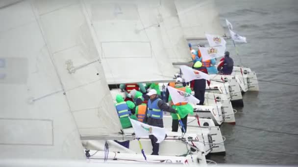 Moszkva, Oroszország - 2019. szeptember: A regattán részt vevő hajók megtekintése. Művészet. A vitorlás jachtok aktív vitorlázásban vesznek részt. A különböző régiókból összegyűlt vitorlásokkal rendelkező résztvevők — Stock videók