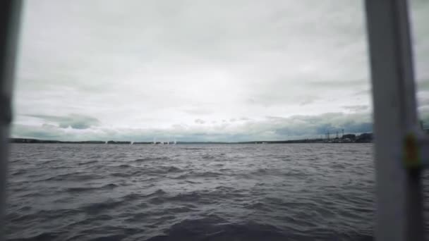 Άποψη του θαλάσσιου τοπίου με γιοτ στο φόντο της πόλης σε συννεφιασμένο καιρό. - Τέχνη. Όμορφη θαλασσογραφία με ιστιοπλοϊκά σκάφη σε φόντο συννεφιασμένο ουρανό — Αρχείο Βίντεο