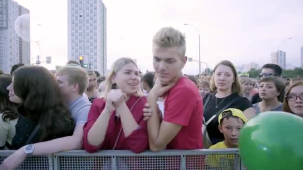 Yekaterinburg, Rússia-agosto de 2019: Grande multidão de pessoas se reuniu no concerto festivo na cidade. Arte. Férias que reuniram muitas pessoas por ocasião do dia da cidade no verão — Vídeo de Stock