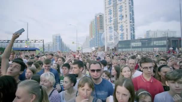 Yekaterinburg, Russia-August, 2019: Large crowd of people gathered at festive concert in city. Art. Holiday that gathered lot of people on occasion of city day in summer — Stock Video