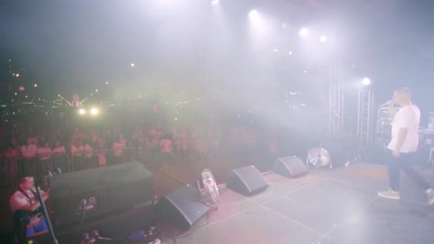 Ekaterinbourg, Russie-Août, 2019 : Vue de la scène avec le chanteur pendant le concert de nuit. L'art. Scène avec artiste moderne sur fond de foule éclairée par une lumière vive — Video