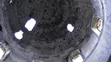 Yok edilen kilisenin kubbesinin iç görüntüsü. Görüntü. Yıkılmış Ortodoks Kilisesi