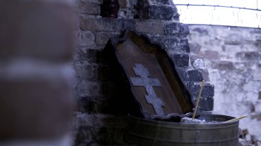 Kilisenin içinde mum olan bir köşe. Görüntü. Eski bir kilisede tuğladan yapılmış bir mum.