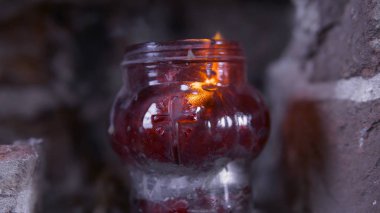 Kilisenin içinde mum olan bir köşe. Görüntü. Eski bir kilisede tuğladan yapılmış bir mum.