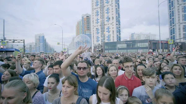 Ekaterinburg, Russia-agosto 2019: Una grande folla di persone si è riunita in occasione di un concerto festivo in città. Art. Vacanza che ha riunito molte persone in occasione del giorno della città in estate — Foto Stock