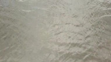 Üst su dalgalı yüzey manzarası. Stok görüntüleri. Küçük dalgalı nehir, hızlı akan nehrin doğal yaz arkaplanı..