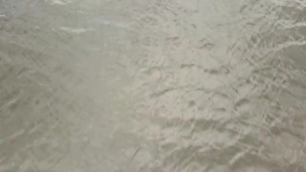 Vue de dessus de la surface ondulée de l'eau. Images d'archives. Rivière avec de petites vagues, fond naturel d'été de rivière à écoulement rapide .