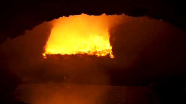 Detailní záběr tekutého kovu v horké dílně hutního závodu. Záběry ze skladu. Létající jiskry uvnitř pece, koncepce těžkého průmyslu. — Stock video