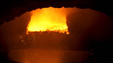 Metalurji fabrikasının sıcak atölyesindeki sıvı metali kapat. Stok görüntüleri. Fırının içinde parlayan parlaklıklar, ağır endüstri konsepti.