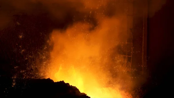 鋼溶解工場での熱間鋼生産のプロセスの閉鎖、重い冶金概念。ストック映像だチュートの中に溶湯鋼の熱い店. — ストック写真