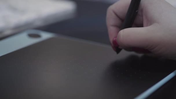 El primer plano de la mano del dibujo del diseñador con el lápiz de lápiz en la tabla de la tableta. Imágenes de archivo. Mano de mujer con uñas de color rosa brillante, concepto de persona creativa en el trabajo . — Vídeo de stock