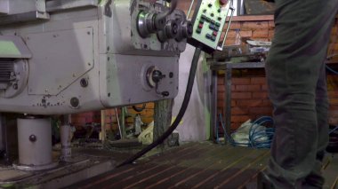 Tanımlanamayan makine operatörünün makineyi ayarlarken kolu çevirmesini kapat. Stok görüntüleri. Değirmen kontrol kolu dönen bir işçinin yan görünümü.