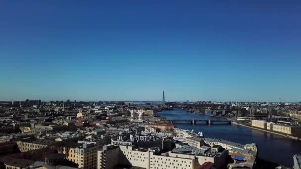 Panorama aérien de Saint-Pétersbourg, du gratte-ciel Lakhta Center et du nouveau stade au loin, Russie. Images d'archives. Paysage de grande ville sur fond bleu ciel clair . — Video