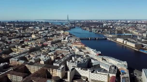 Luchtpanorama van Sint-Petersburg, de wolkenkrabber Lakhta Center en het nieuwe stadion in de verte, Rusland. Voorraadbeelden. Grote stad landschap op blauwe heldere lucht achtergrond. — Stockvideo