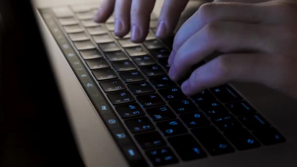 Close-up of mans hands typing on the keyboard. Concept. Mens hands type text on the keyboard at night — ストック動画