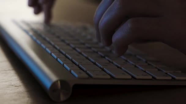 Närbild av män händer skriva på tangentbordet. Begreppet. Mens händer skriva text på tangentbordet på natten — Stockvideo