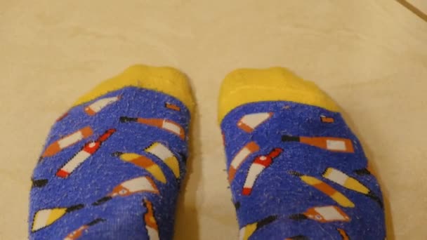 Κοντινές γυναικείες πατούσες με χρωματιστές κάλτσες. Έννοια. Κοντινό πλάνο των ποδιών σε όμορφες κάλτσες — Αρχείο Βίντεο