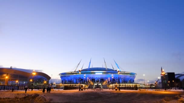 St. Petersburg, Rusland-januari 2020: Zenit arena in de winter in St. Petersburg 's nachts. Concept. Nieuwe stadion voetbalclub "Zenit Sint-Petersburg" op Krestovsky eiland 's nachts met gekleurde lichten — Stockvideo