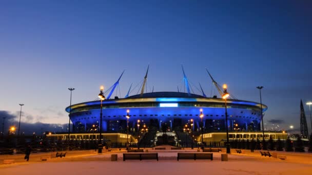 Sankt Petersburg, Ryssland-januari 2020: Zenit-arenan på vintern i Sankt Petersburg på natten. Begreppet. Ny stadion fotbollsklubb "Zenit Sankt Petersburg" på Krestovsky ön på natten med färgade lampor — Stockvideo