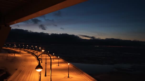 Prachtig uitzicht op de moderne weg met lichten in de buurt van de baai 's nachts. Concept. Rustig, rustig uitzicht op de baai lichten 's nachts in de winter — Stockvideo