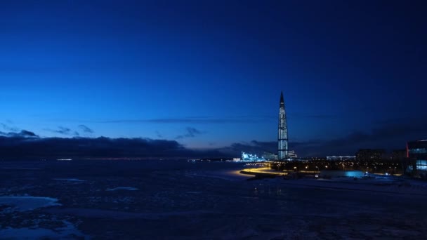 Petrohrad, Rusko-leden, 2019: Lakhta centrum v noci. Koncept. Vysoce barevný mrakodrap v Petrohradě. Zimní městská krajina moderního mrakodrapu v noci — Stock video