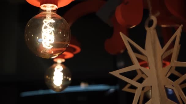 Bela luz quente da lâmpada, decoração moderna. Conceito. Decoração de lâmpada de luz retro edison, luz luz luz luz luz pendurada decorar interior de casa — Vídeo de Stock